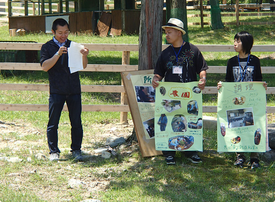 「るり渓高原やぎ牧場」のイベントで、「しぜん塾やぎ農園」の紹介をする　　 　新原さん（左）